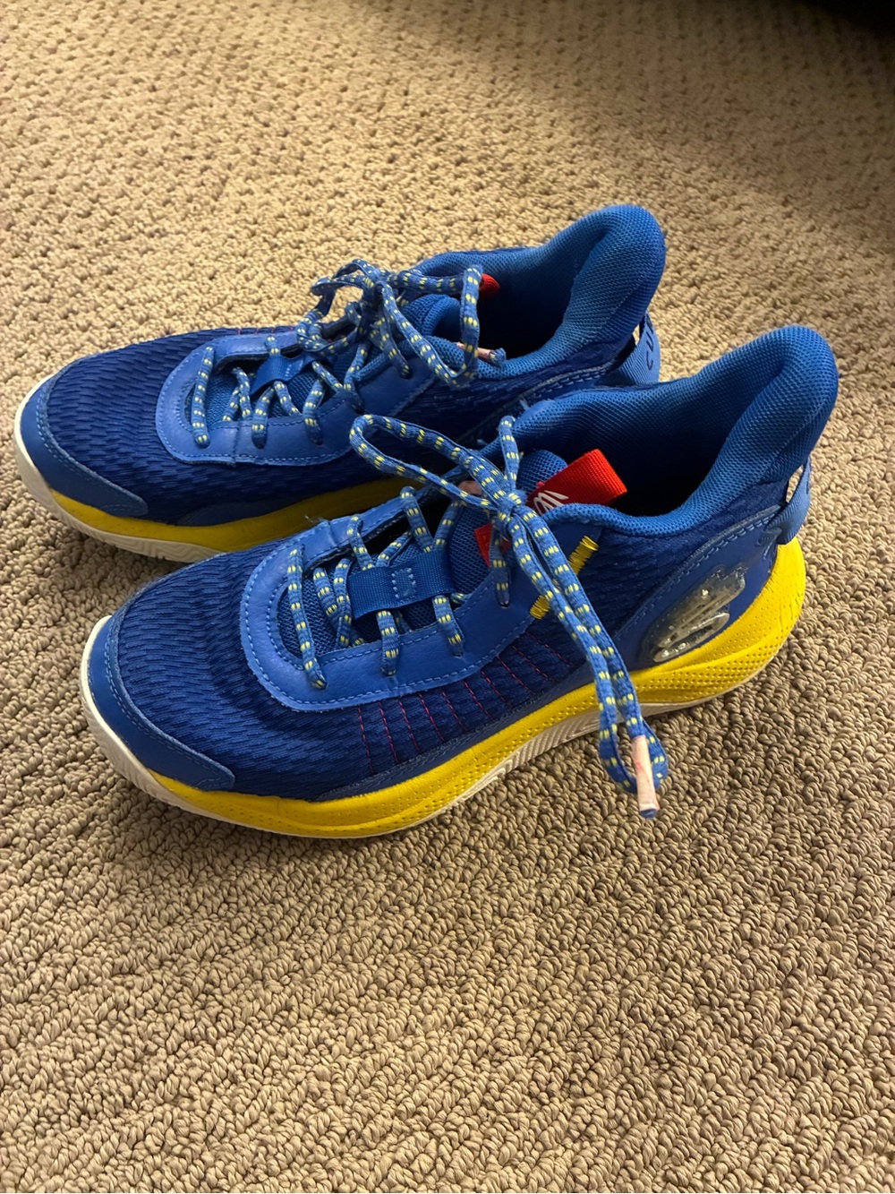 Boys 5.5 under armour curry running shoes